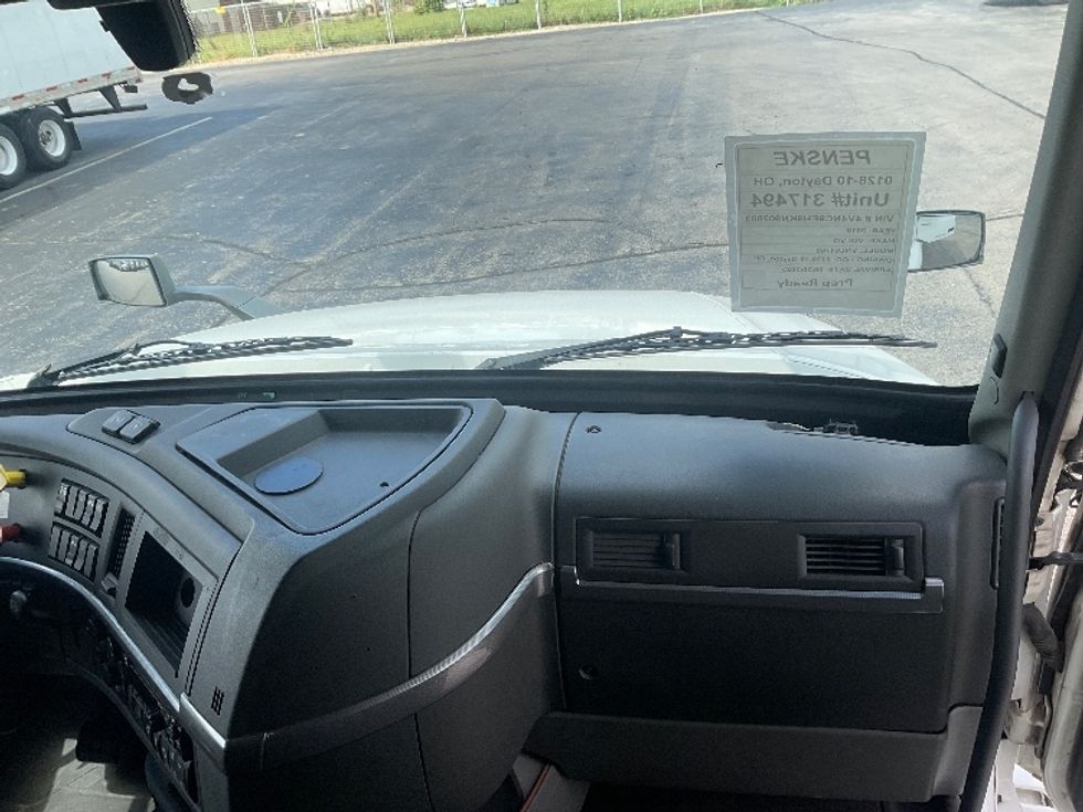 Sleeper Tractor-Heavy Duty Tractors-Volvo-2019-VNL64760-Piqua-OH-514,654\n\t\tmiles-$ 60,500 - Image 14