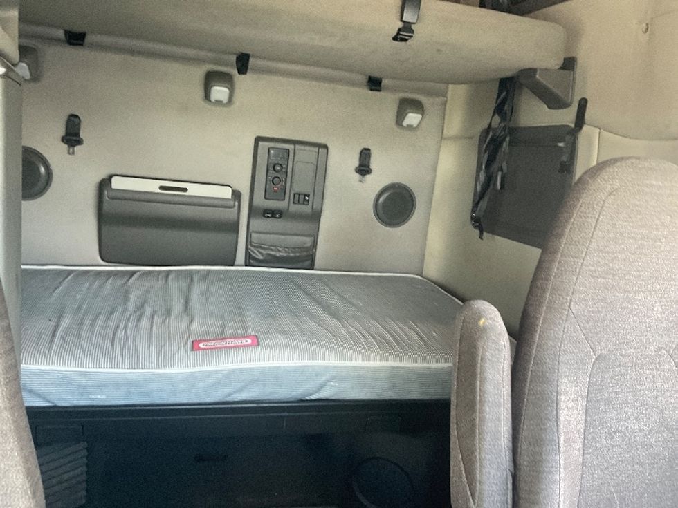 Sleeper Tractor-Heavy Duty Tractors-Volvo-2019-VNL64760-Piqua-OH-514,654\n\t\tmiles-$ 60,500 - Image 16