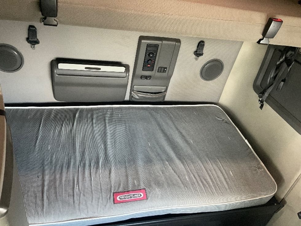 Sleeper Tractor-Heavy Duty Tractors-Volvo-2019-VNL64760-Piqua-OH-514,654\n\t\tmiles-$ 60,500 - Image 17