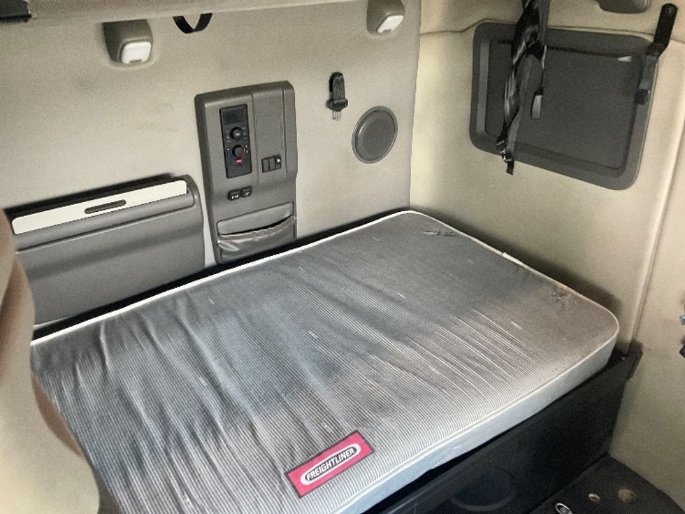 Sleeper Tractor-Heavy Duty Tractors-Volvo-2019-VNL64760-Piqua-OH-514,654\n\t\tmiles-$ 60,500 - Image 18