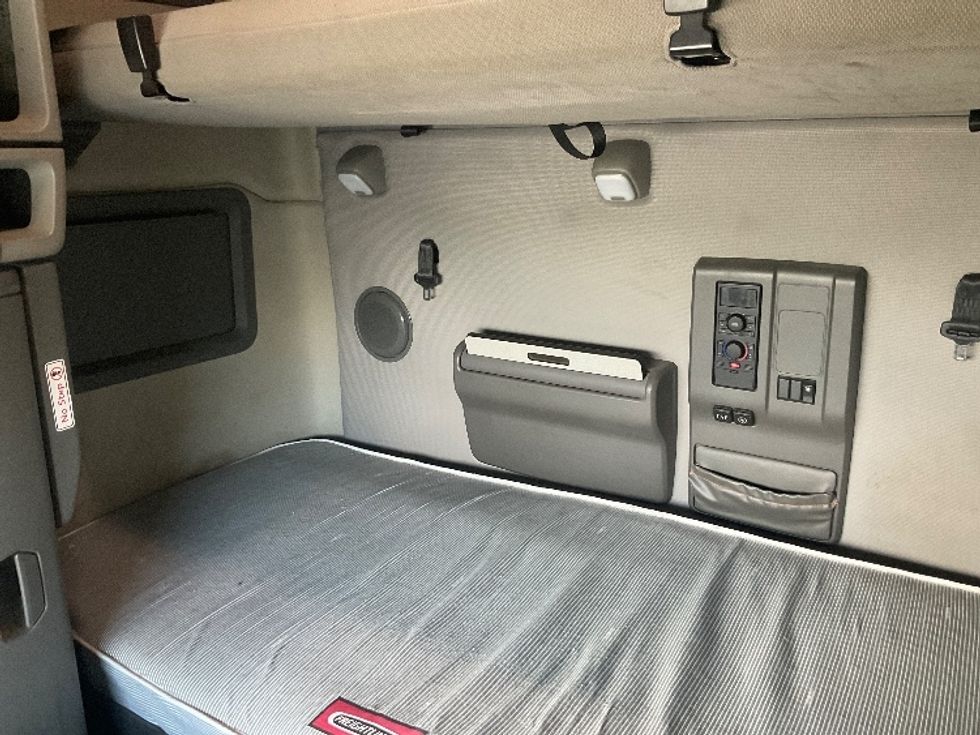 Sleeper Tractor-Heavy Duty Tractors-Volvo-2019-VNL64760-Piqua-OH-514,654\n\t\tmiles-$ 60,500 - Image 19