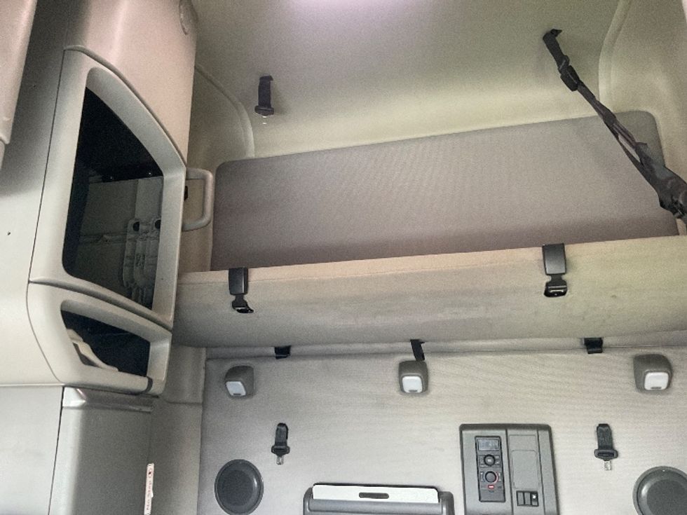 Sleeper Tractor-Heavy Duty Tractors-Volvo-2019-VNL64760-Piqua-OH-514,654\n\t\tmiles-$ 60,500 - Image 22