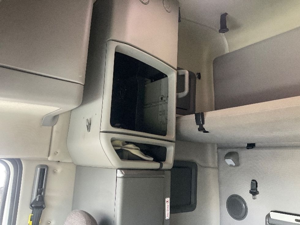 Sleeper Tractor-Heavy Duty Tractors-Volvo-2019-VNL64760-Piqua-OH-514,654\n\t\tmiles-$ 60,500 - Image 23