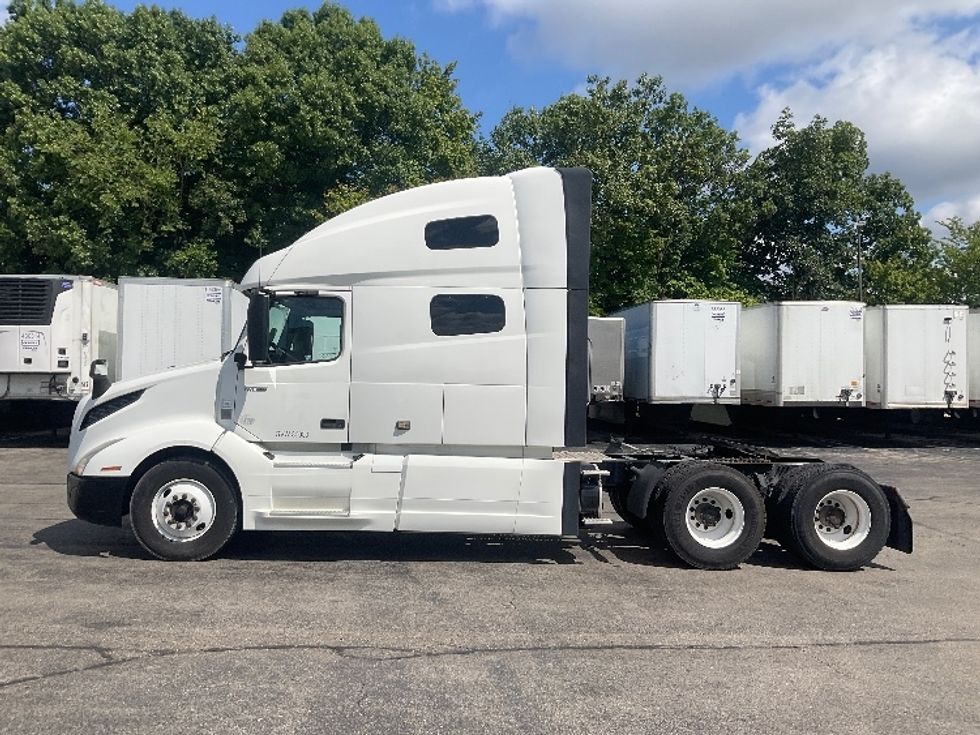 Sleeper Tractor-Heavy Duty Tractors-Volvo-2019-VNL64760-Piqua-OH-514,654\n\t\tmiles-$ 60,500 - Image 4