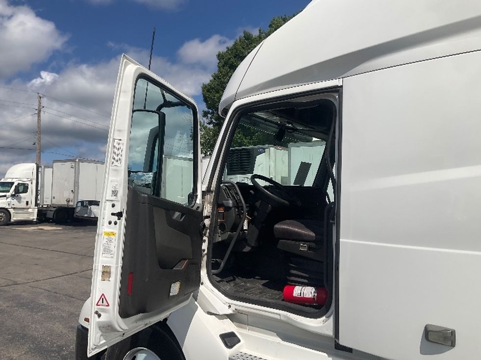 Sleeper Tractor-Heavy Duty Tractors-Volvo-2019-VNL64760-Piqua-OH-514,654\n\t\tmiles-$ 60,500 - Image 9