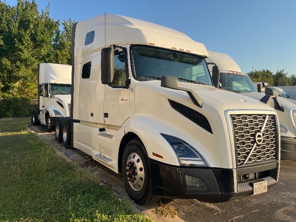 Sleeper Tractor-Heavy Duty Tractors-Volvo-2019-VNL64760-San Antonio-TX-606,209\n\t\tmiles-$ 60,750 - Image 1