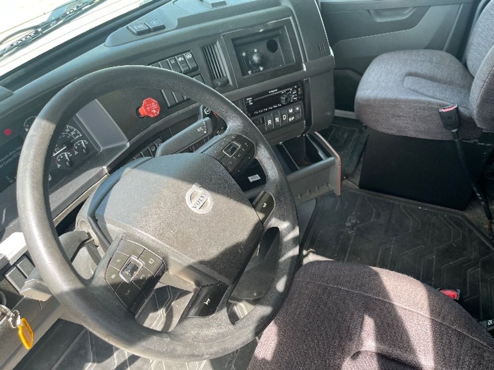 Sleeper Tractor-Heavy Duty Tractors-Volvo-2019-VNL64760-San Antonio-TX-606,209\n\t\tmiles-$ 60,750 - Image 10