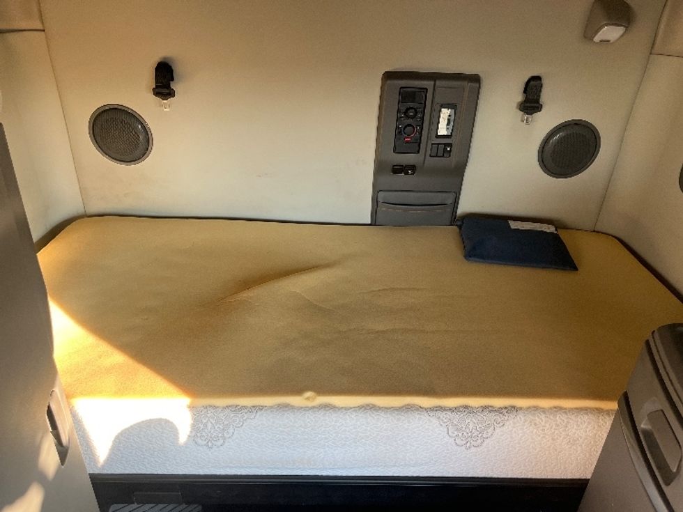 Sleeper Tractor-Heavy Duty Tractors-Volvo-2019-VNL64760-San Antonio-TX-606,209\n\t\tmiles-$ 60,750 - Image 16