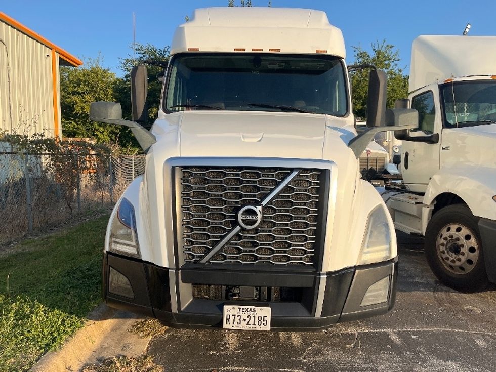 Sleeper Tractor-Heavy Duty Tractors-Volvo-2019-VNL64760-San Antonio-TX-606,209\n\t\tmiles-$ 60,750 - Image 2