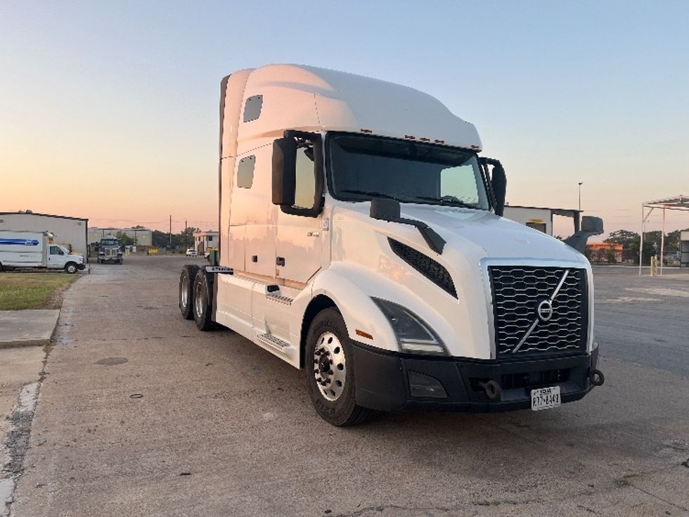 Sleeper Tractor-Heavy Duty Tractors-Volvo-2019-VNL64760-San Antonio-TX-617,214\n\t\tmiles-$ 60,000 - Image 1