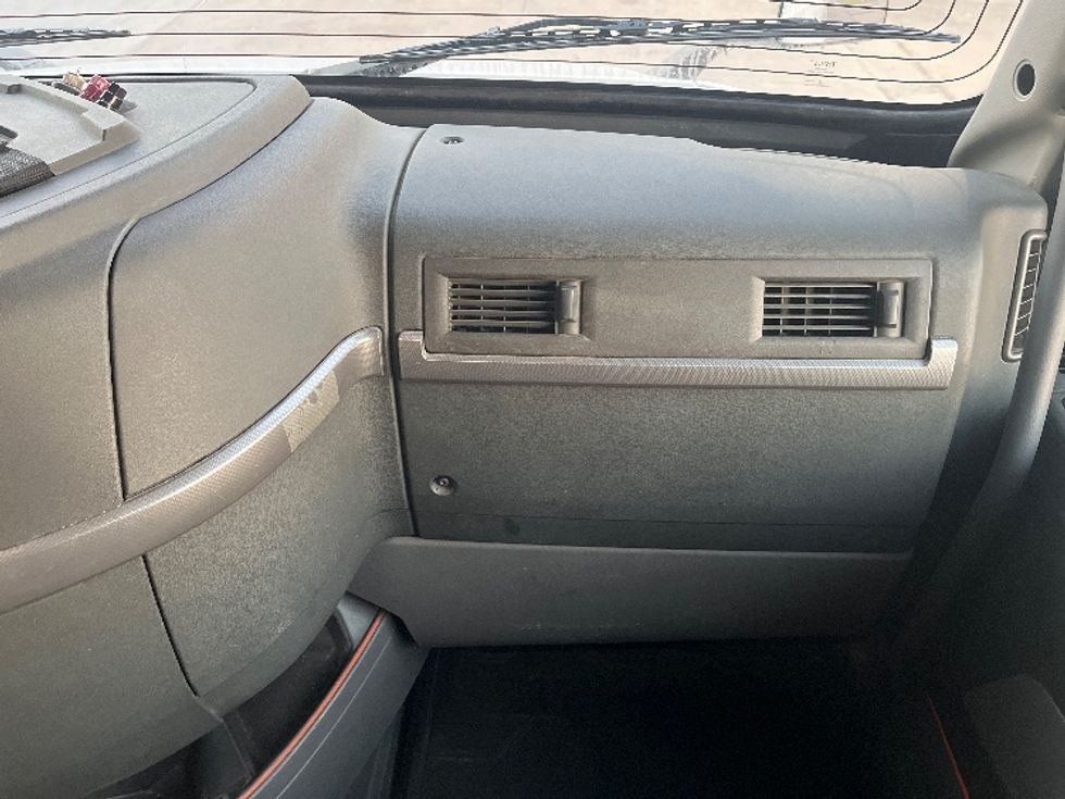 Sleeper Tractor-Heavy Duty Tractors-Volvo-2019-VNL64760-San Antonio-TX-617,214\n\t\tmiles-$ 60,000 - Image 14