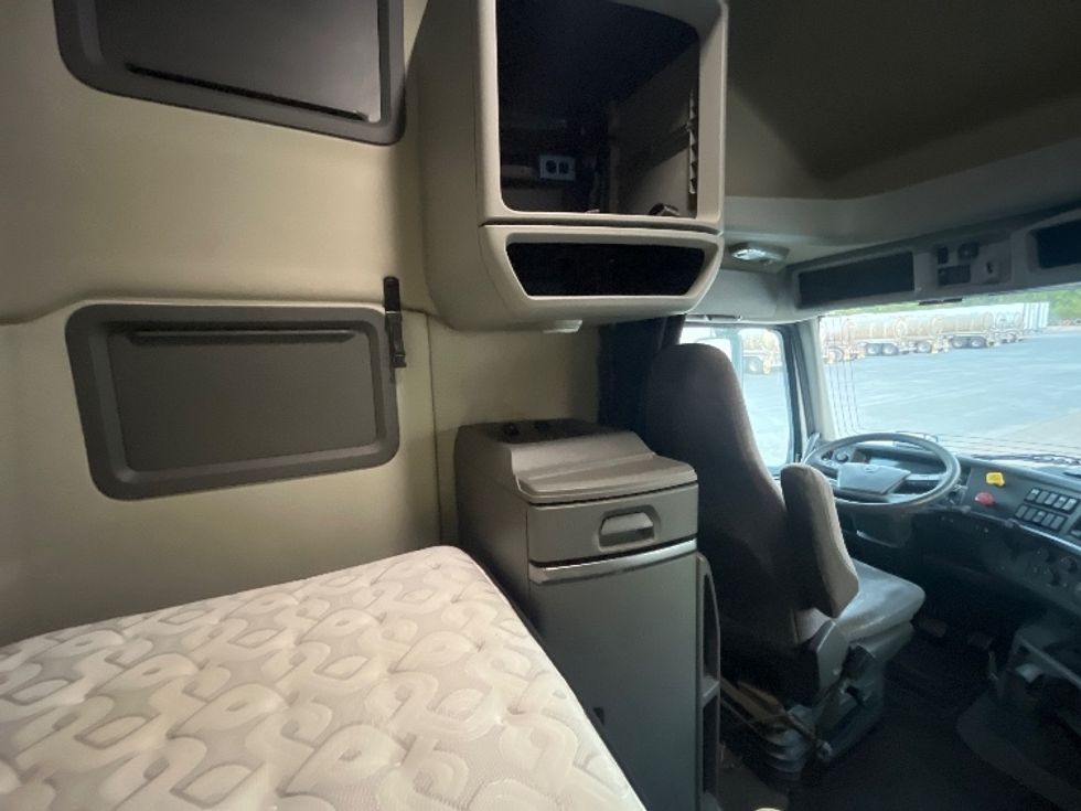 Sleeper Tractor-Heavy Duty Tractors-Volvo-2019-VNL64760-San Antonio-TX-617,214\n\t\tmiles-$ 60,000 - Image 17