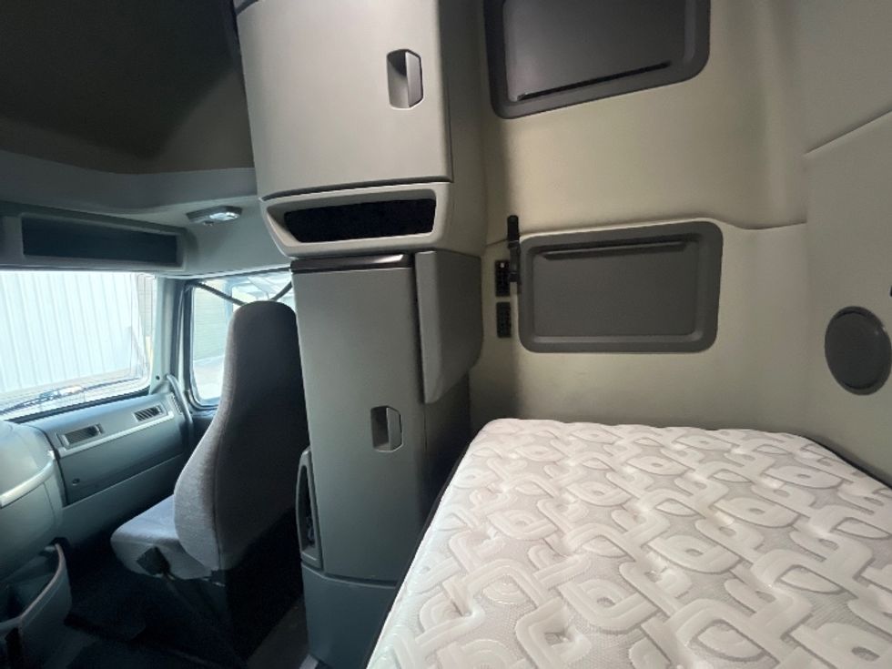 Sleeper Tractor-Heavy Duty Tractors-Volvo-2019-VNL64760-San Antonio-TX-617,214\n\t\tmiles-$ 60,000 - Image 18