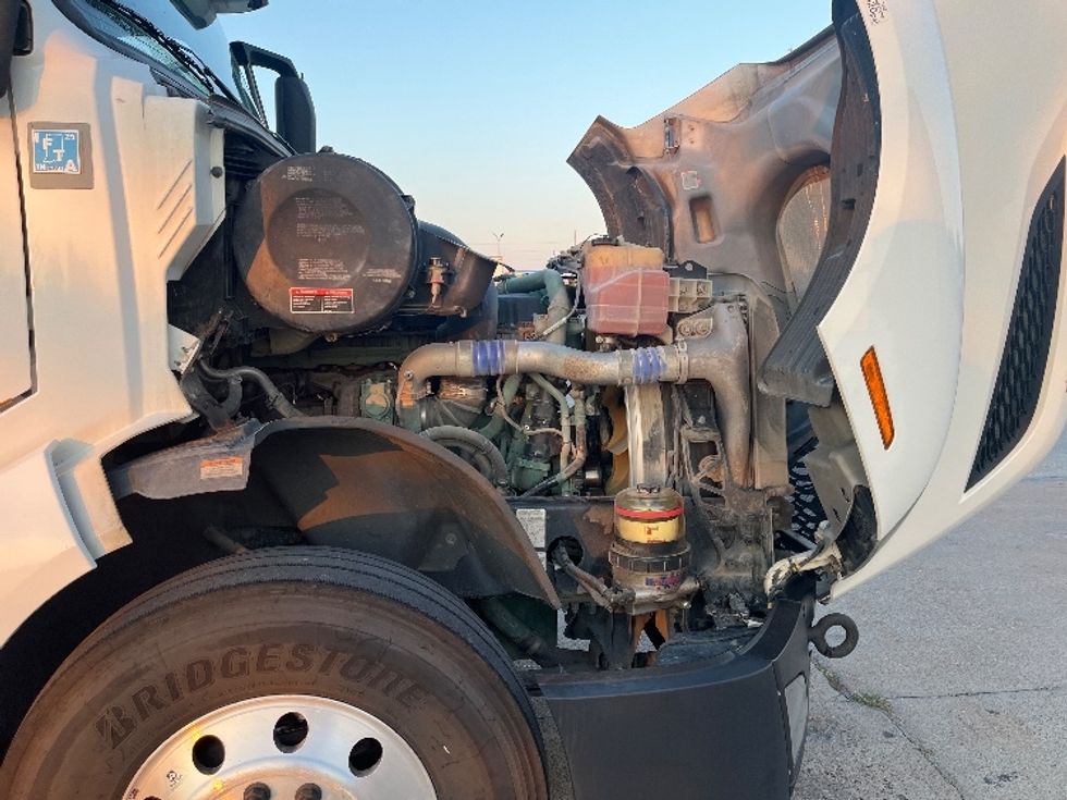 Sleeper Tractor-Heavy Duty Tractors-Volvo-2019-VNL64760-San Antonio-TX-617,214\n\t\tmiles-$ 60,000 - Image 19