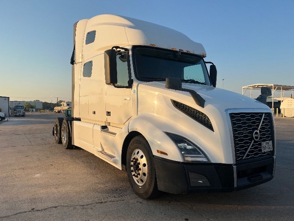 Sleeper Tractor-Heavy Duty Tractors-Volvo-2019-VNL64760-San Antonio-TX-652,144\n\t\tmiles-$ 56,000 - Image 1