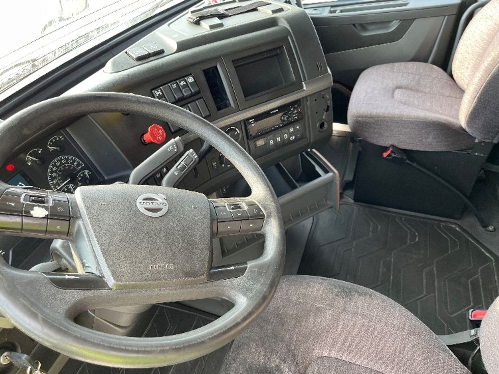 Sleeper Tractor-Heavy Duty Tractors-Volvo-2019-VNL64760-San Antonio-TX-652,144\n\t\tmiles-$ 56,000 - Image 10