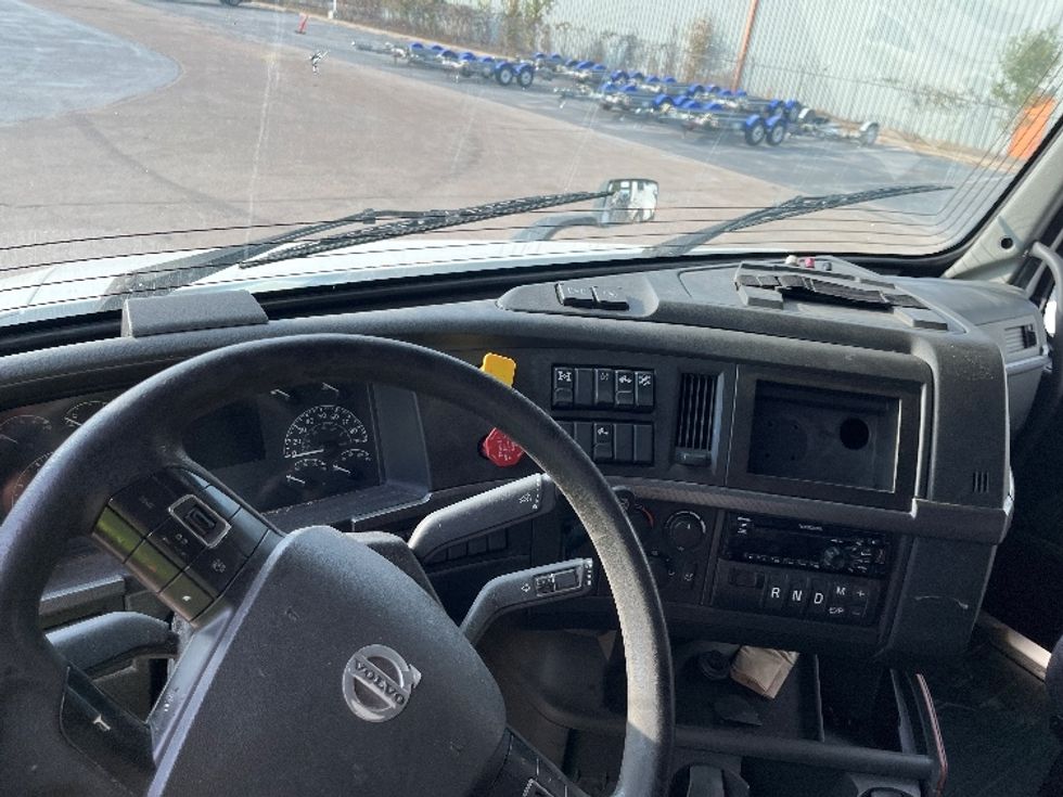 Sleeper Tractor-Heavy Duty Tractors-Volvo-2019-VNL64760-San Antonio-TX-652,144\n\t\tmiles-$ 56,000 - Image 11