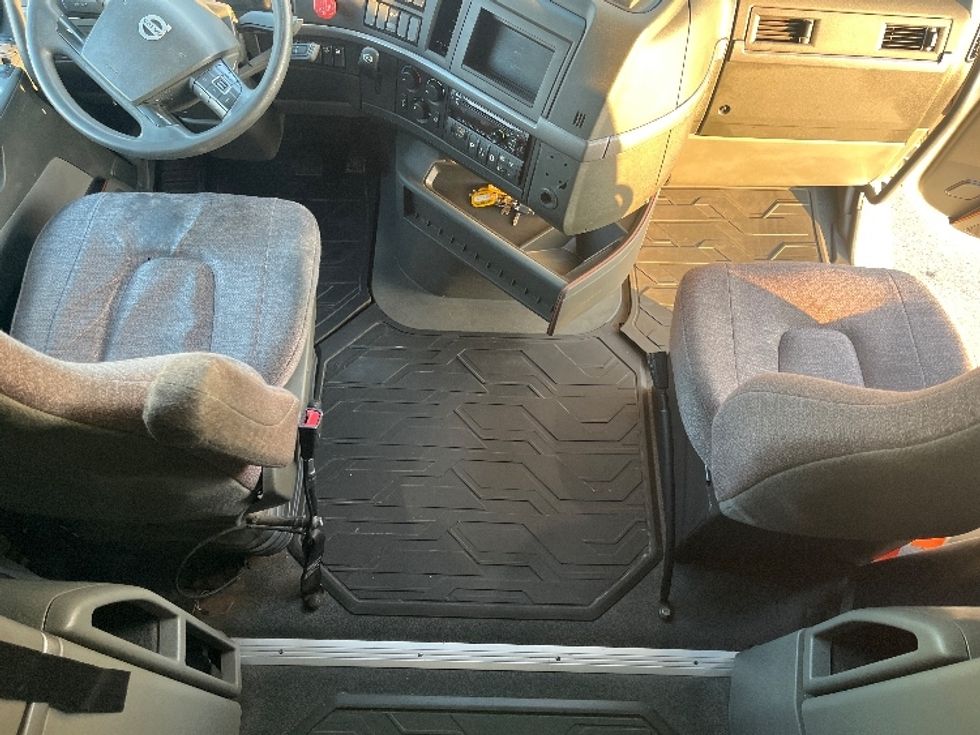 Sleeper Tractor-Heavy Duty Tractors-Volvo-2019-VNL64760-San Antonio-TX-652,144\n\t\tmiles-$ 56,000 - Image 12