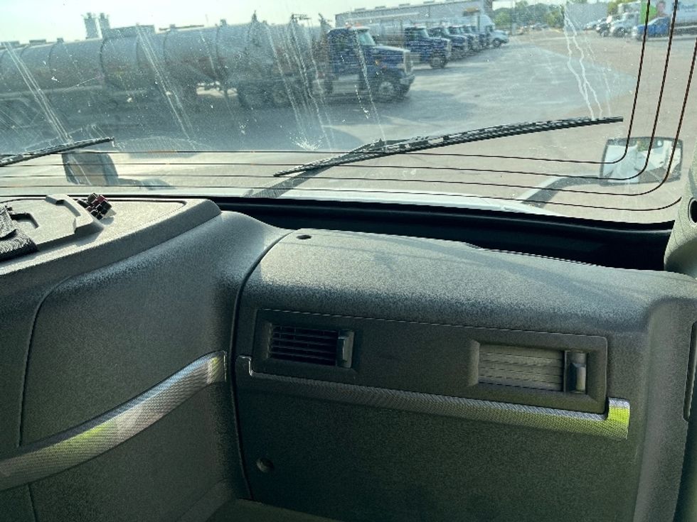 Sleeper Tractor-Heavy Duty Tractors-Volvo-2019-VNL64760-San Antonio-TX-652,144\n\t\tmiles-$ 56,000 - Image 14