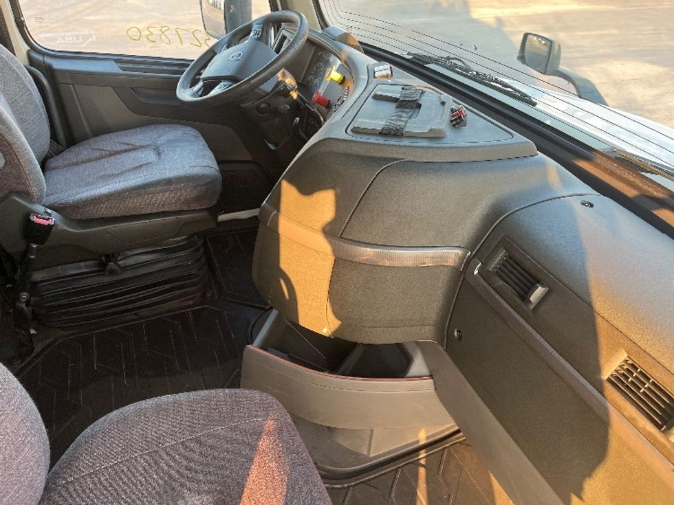 Sleeper Tractor-Heavy Duty Tractors-Volvo-2019-VNL64760-San Antonio-TX-652,144\n\t\tmiles-$ 56,000 - Image 15