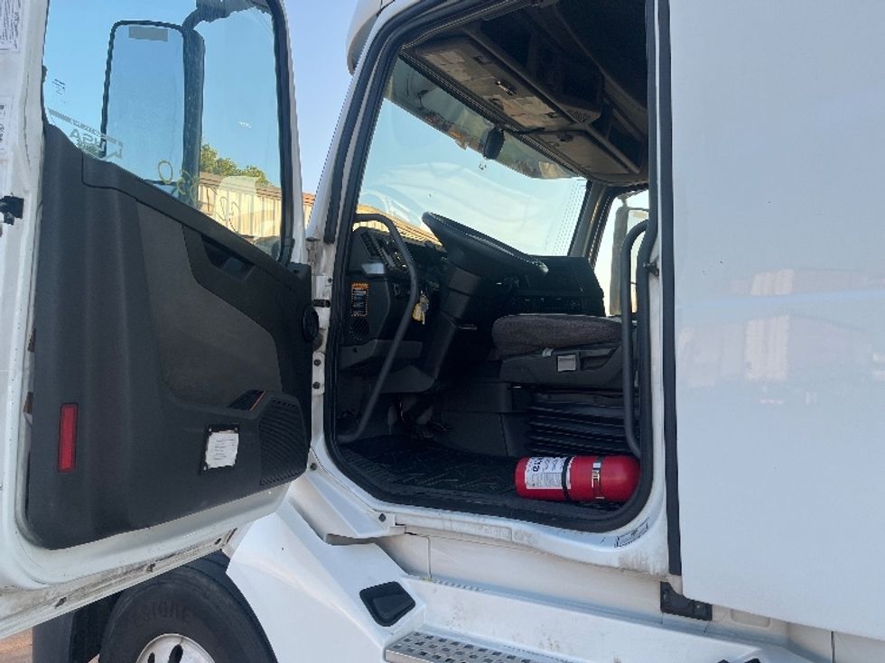 Sleeper Tractor-Heavy Duty Tractors-Volvo-2019-VNL64760-San Antonio-TX-652,144\n\t\tmiles-$ 56,000 - Image 9