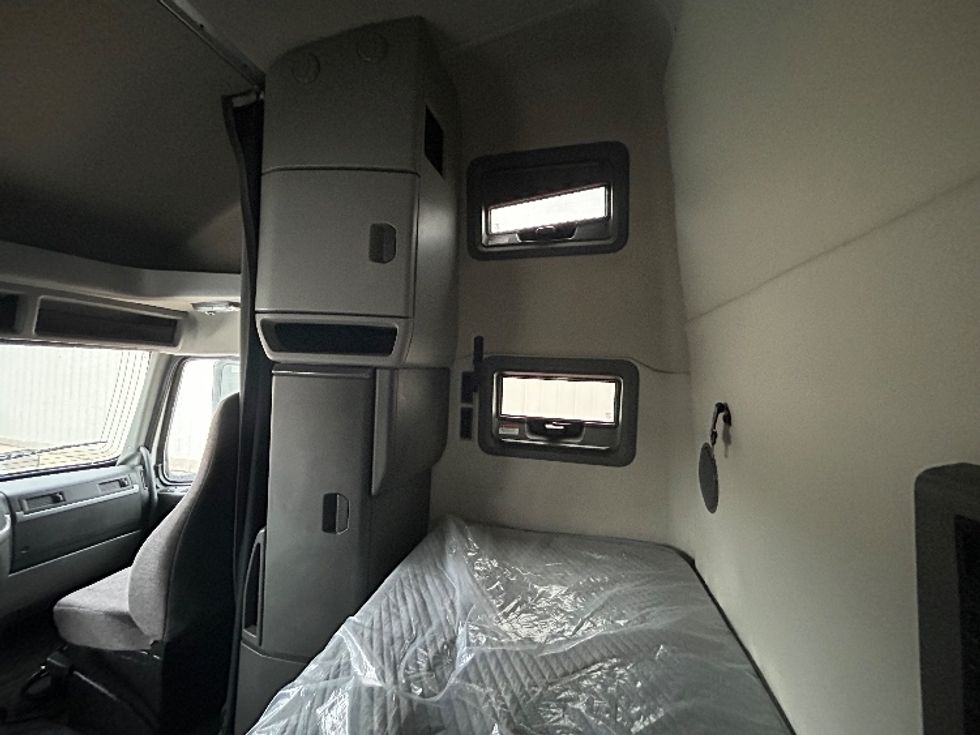 Sleeper Tractor-Heavy Duty Tractors-Volvo-2019-VNL64760-San Antonio-TX-662,102\n\t\tmiles-$ 52,000 - Image 18