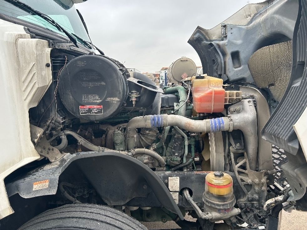 Sleeper Tractor-Heavy Duty Tractors-Volvo-2019-VNL64760-San Antonio-TX-662,102\n\t\tmiles-$ 52,000 - Image 19