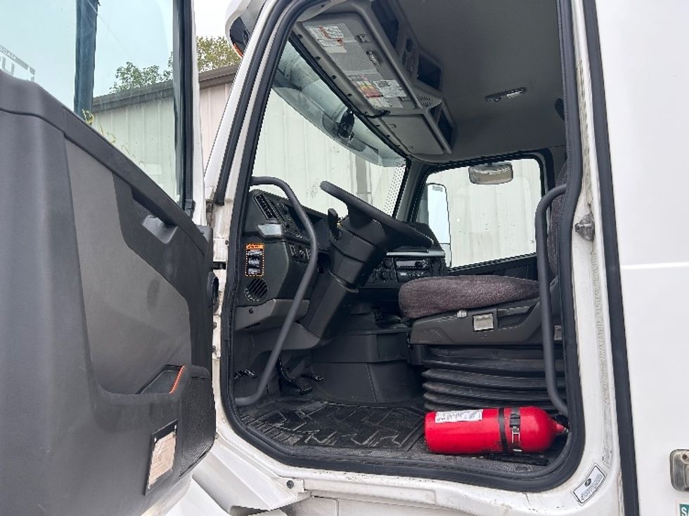 Sleeper Tractor-Heavy Duty Tractors-Volvo-2019-VNL64760-San Antonio-TX-662,102\n\t\tmiles-$ 52,000 - Image 9