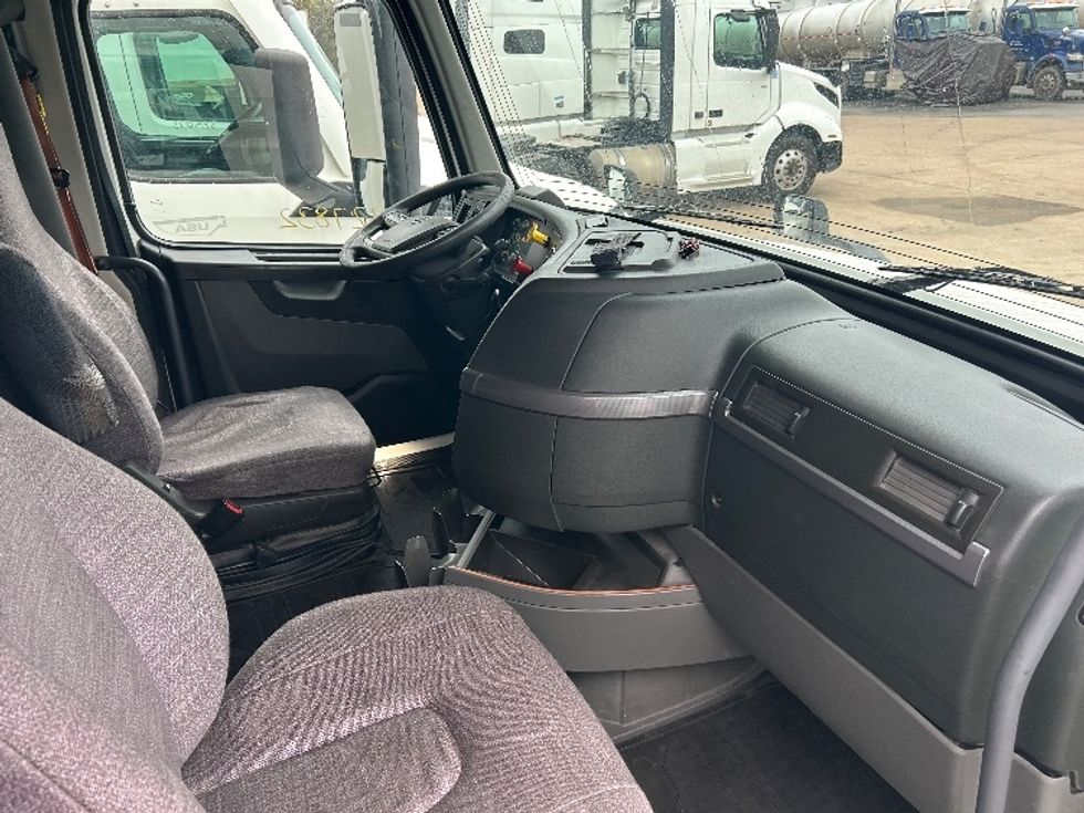 Sleeper Tractor-Heavy Duty Tractors-Volvo-2019-VNL64760-San Antonio-TX-662,520\n\t\tmiles-$ 54,000 - Image 15