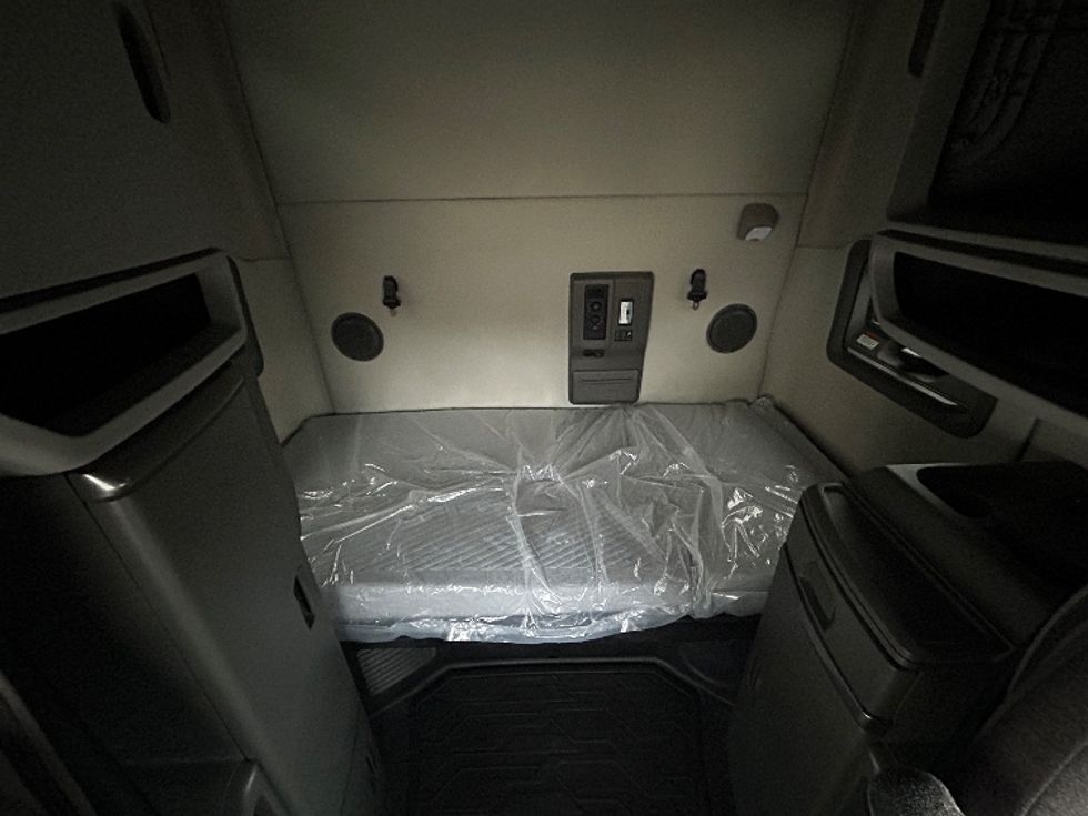 Sleeper Tractor-Heavy Duty Tractors-Volvo-2019-VNL64760-San Antonio-TX-662,520\n\t\tmiles-$ 54,000 - Image 16