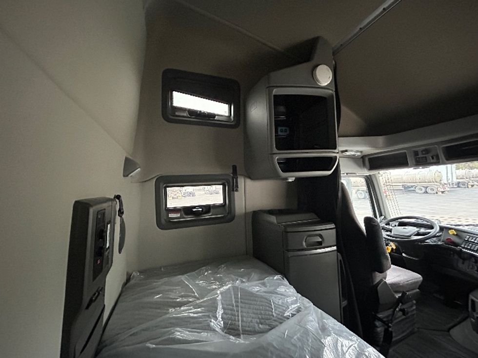 Sleeper Tractor-Heavy Duty Tractors-Volvo-2019-VNL64760-San Antonio-TX-662,520\n\t\tmiles-$ 54,000 - Image 17