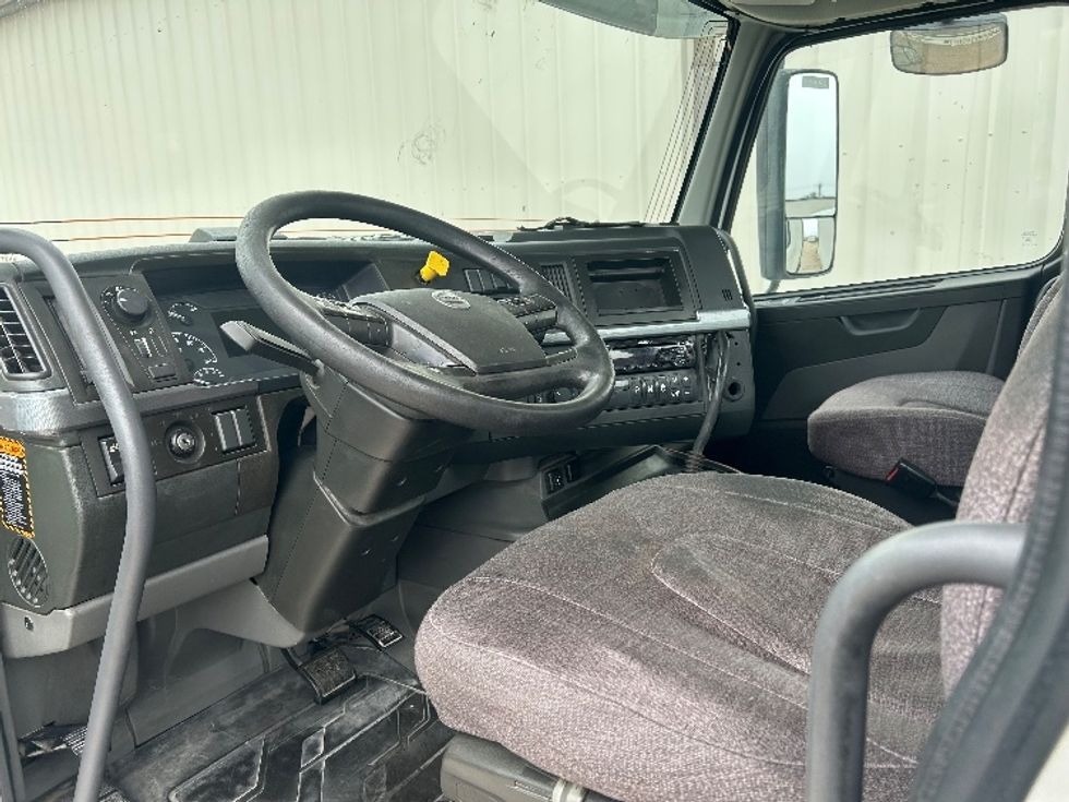 Sleeper Tractor-Heavy Duty Tractors-Volvo-2019-VNL64760-San Antonio-TX-668,766\n\t\tmiles-$ 51,500 - Image 10