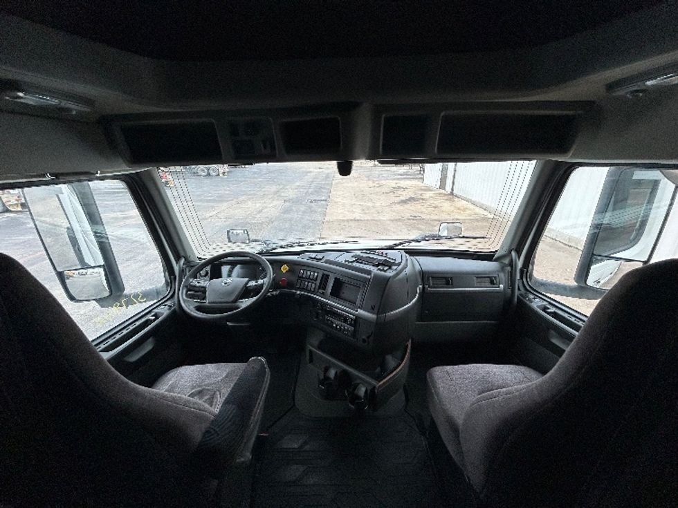 Sleeper Tractor-Heavy Duty Tractors-Volvo-2019-VNL64760-San Antonio-TX-668,766\n\t\tmiles-$ 51,500 - Image 12