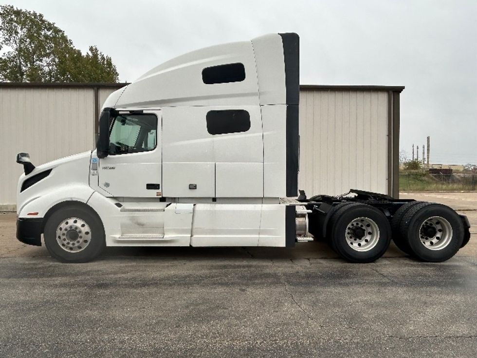 Sleeper Tractor-Heavy Duty Tractors-Volvo-2019-VNL64760-San Antonio-TX-668,766\n\t\tmiles-$ 51,500 - Image 4