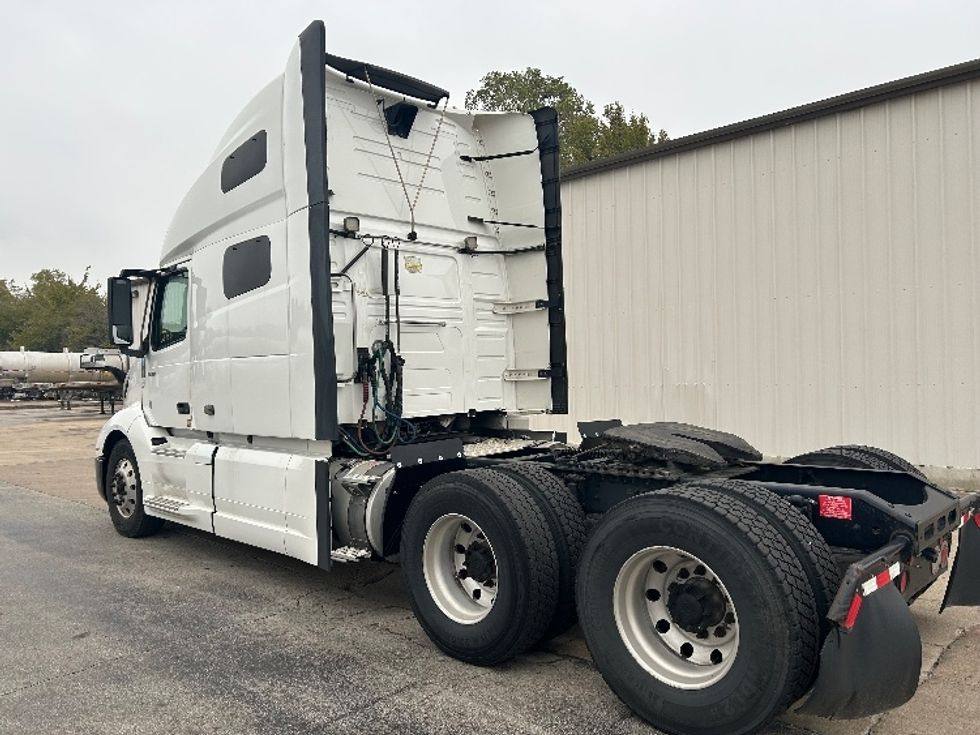 Sleeper Tractor-Heavy Duty Tractors-Volvo-2019-VNL64760-San Antonio-TX-668,766\n\t\tmiles-$ 51,500 - Image 5