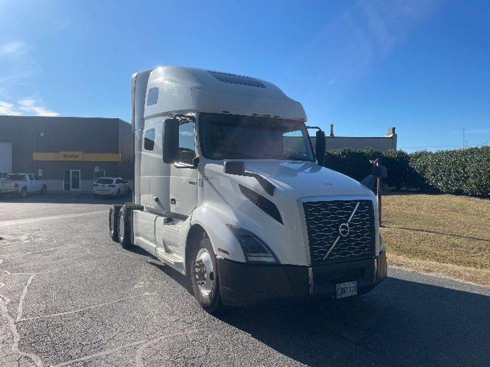 Sleeper Tractor-Heavy Duty Tractors-Volvo-2019-VNL64760-Spartanburg-SC-617,779\n\t\tmiles-$ 52,250 - Image 1