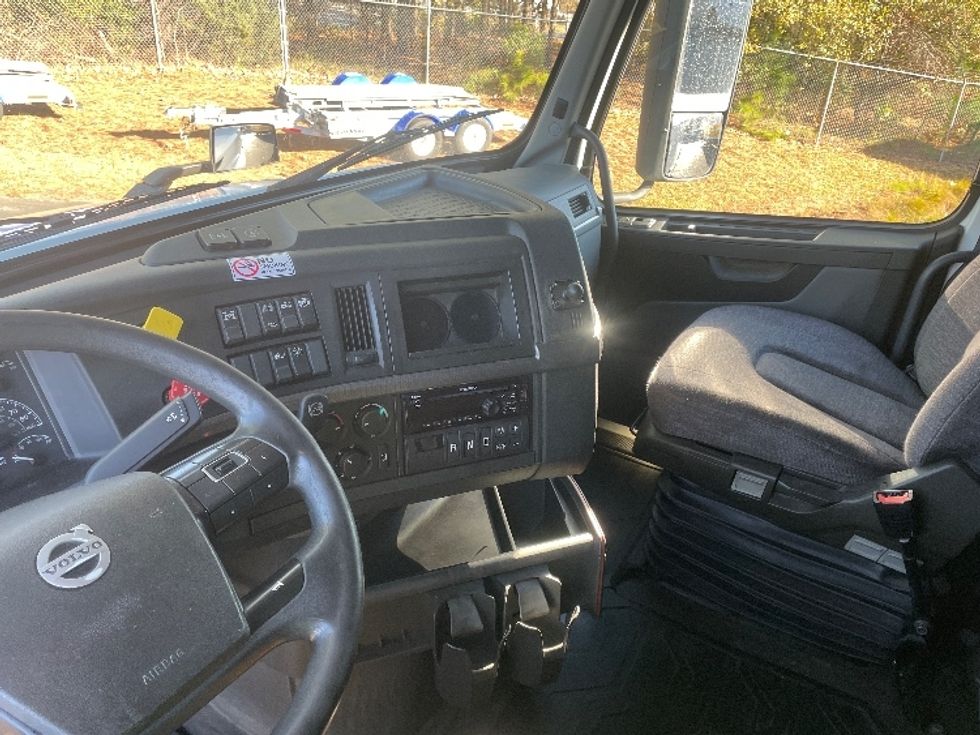 Sleeper Tractor-Heavy Duty Tractors-Volvo-2019-VNL64760-Spartanburg-SC-617,779\n\t\tmiles-$ 52,250 - Image 10