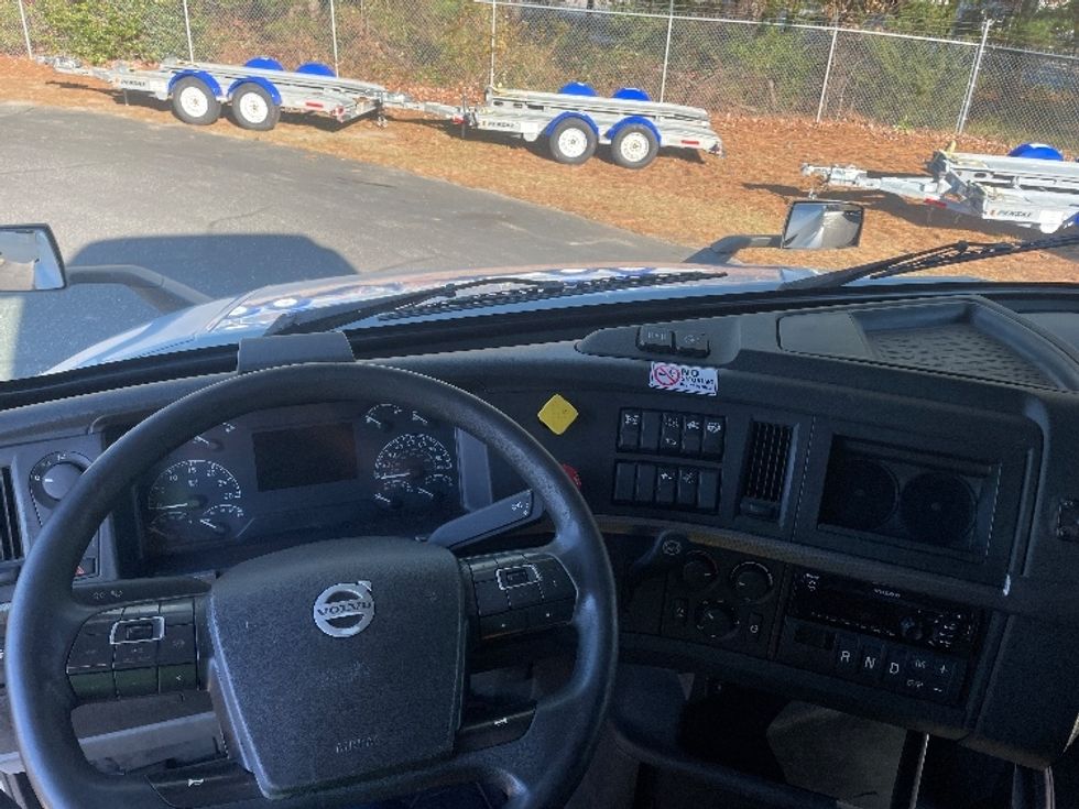 Sleeper Tractor-Heavy Duty Tractors-Volvo-2019-VNL64760-Spartanburg-SC-617,779\n\t\tmiles-$ 52,250 - Image 11