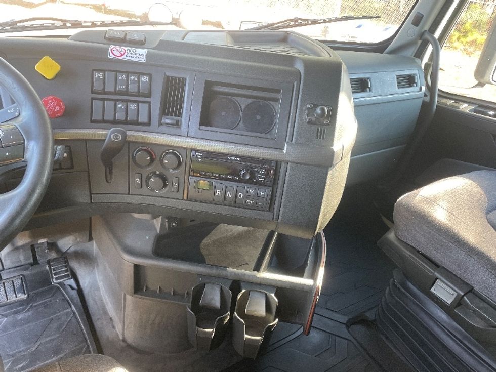 Sleeper Tractor-Heavy Duty Tractors-Volvo-2019-VNL64760-Spartanburg-SC-617,779\n\t\tmiles-$ 52,250 - Image 12