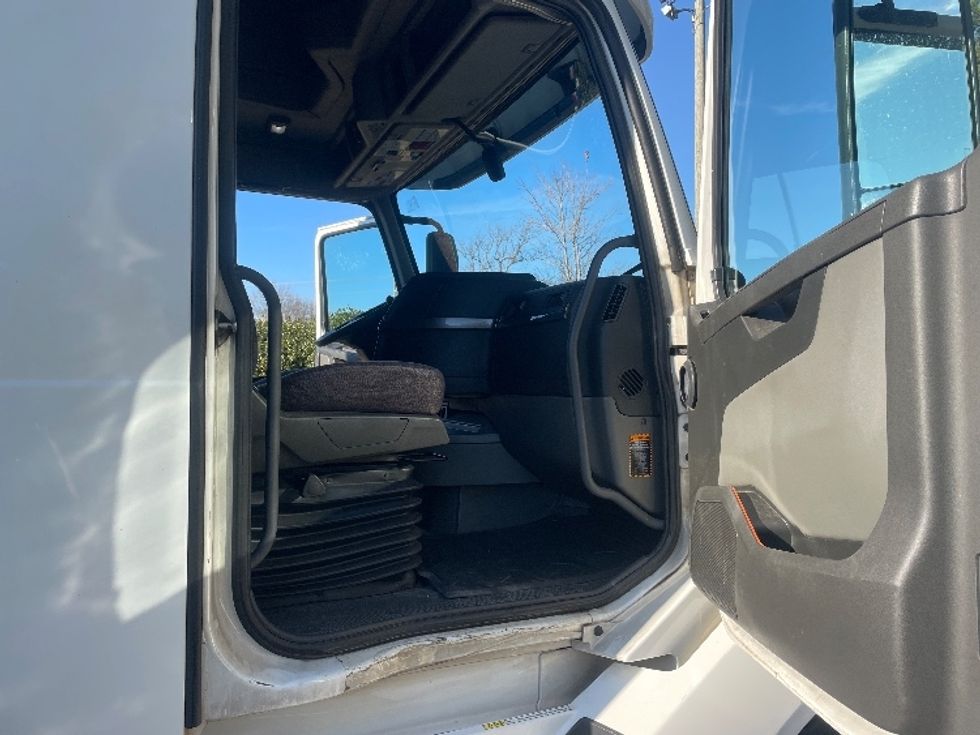 Sleeper Tractor-Heavy Duty Tractors-Volvo-2019-VNL64760-Spartanburg-SC-617,779\n\t\tmiles-$ 52,250 - Image 13
