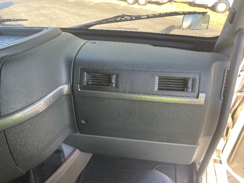 Sleeper Tractor-Heavy Duty Tractors-Volvo-2019-VNL64760-Spartanburg-SC-617,779\n\t\tmiles-$ 52,250 - Image 14