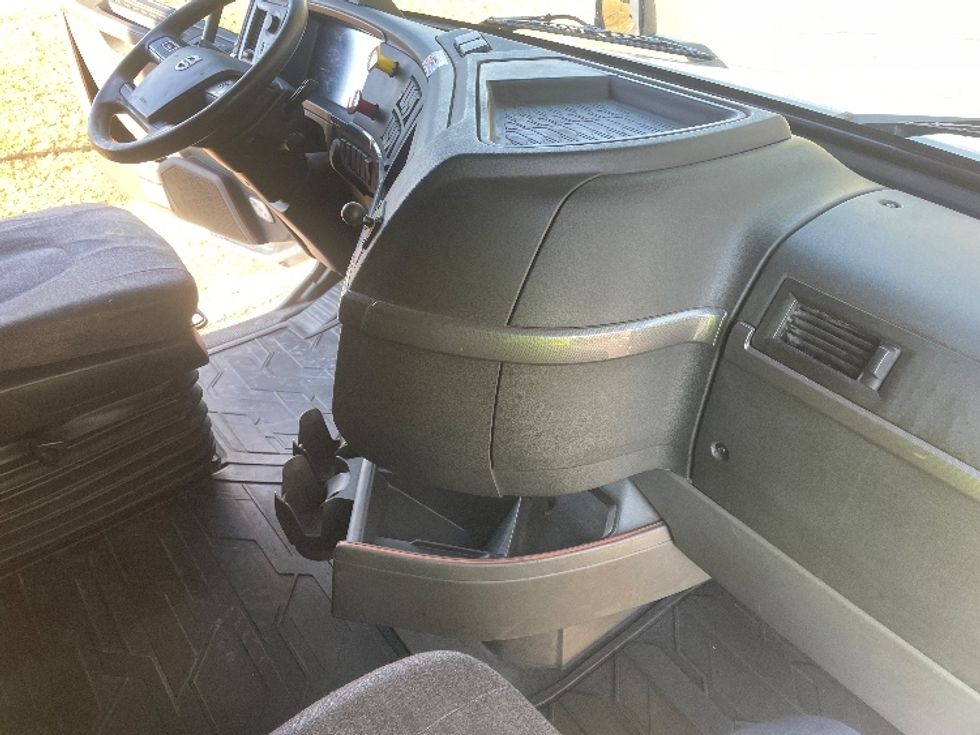 Sleeper Tractor-Heavy Duty Tractors-Volvo-2019-VNL64760-Spartanburg-SC-617,779\n\t\tmiles-$ 52,250 - Image 15