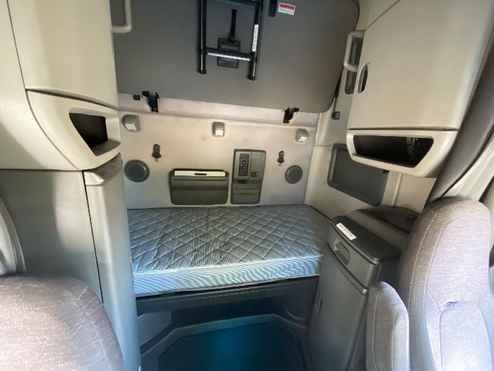 Sleeper Tractor-Heavy Duty Tractors-Volvo-2019-VNL64760-Spartanburg-SC-617,779\n\t\tmiles-$ 52,250 - Image 16