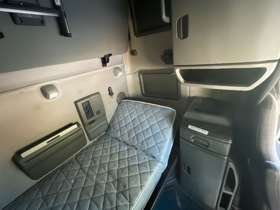 Sleeper Tractor-Heavy Duty Tractors-Volvo-2019-VNL64760-Spartanburg-SC-617,779\n\t\tmiles-$ 52,250 - Image 18