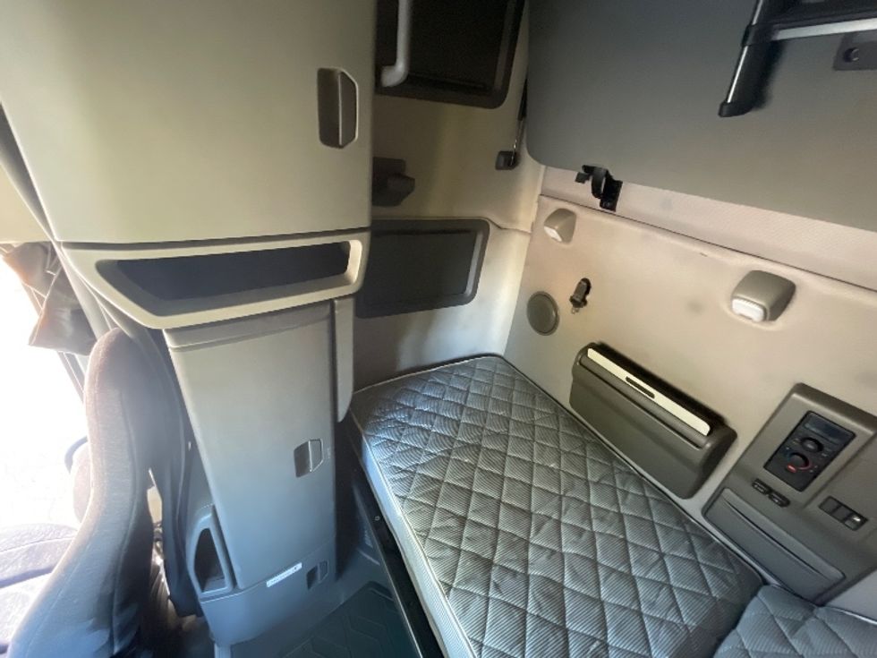 Sleeper Tractor-Heavy Duty Tractors-Volvo-2019-VNL64760-Spartanburg-SC-617,779\n\t\tmiles-$ 52,250 - Image 19