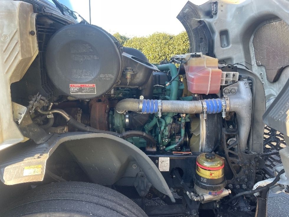 Sleeper Tractor-Heavy Duty Tractors-Volvo-2019-VNL64760-Spartanburg-SC-617,779\n\t\tmiles-$ 52,250 - Image 20