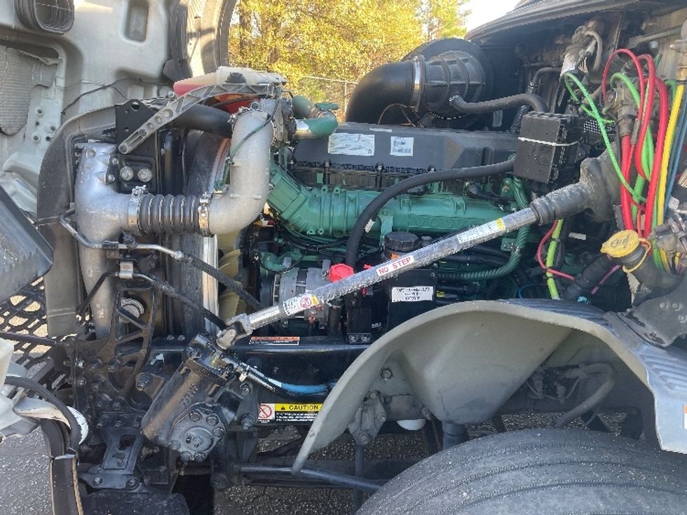 Sleeper Tractor-Heavy Duty Tractors-Volvo-2019-VNL64760-Spartanburg-SC-617,779\n\t\tmiles-$ 52,250 - Image 21