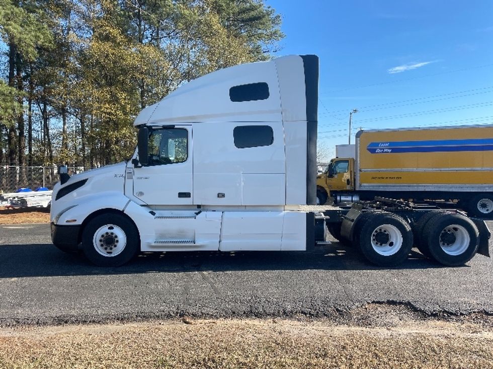 Sleeper Tractor-Heavy Duty Tractors-Volvo-2019-VNL64760-Spartanburg-SC-617,779\n\t\tmiles-$ 52,250 - Image 4