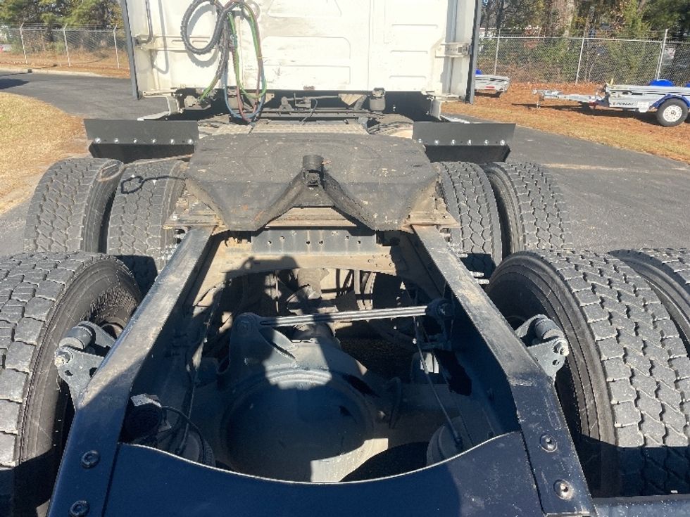 Sleeper Tractor-Heavy Duty Tractors-Volvo-2019-VNL64760-Spartanburg-SC-617,779\n\t\tmiles-$ 52,250 - Image 6