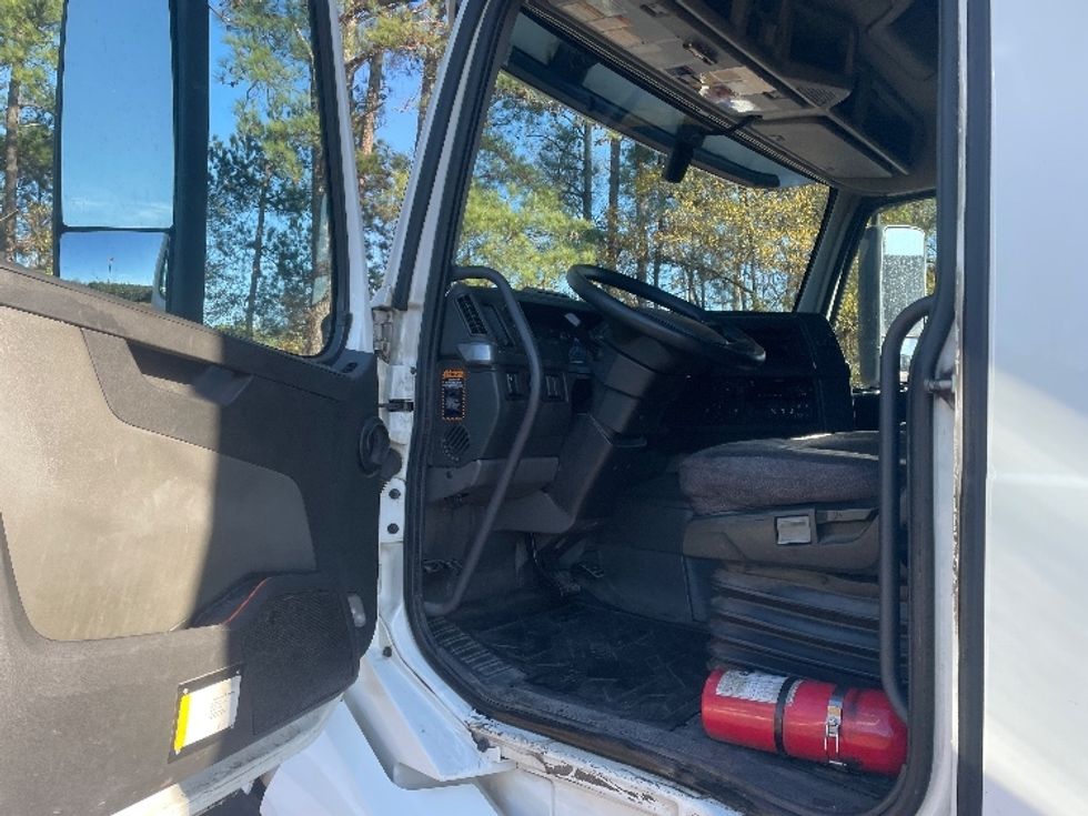 Sleeper Tractor-Heavy Duty Tractors-Volvo-2019-VNL64760-Spartanburg-SC-617,779\n\t\tmiles-$ 52,250 - Image 9
